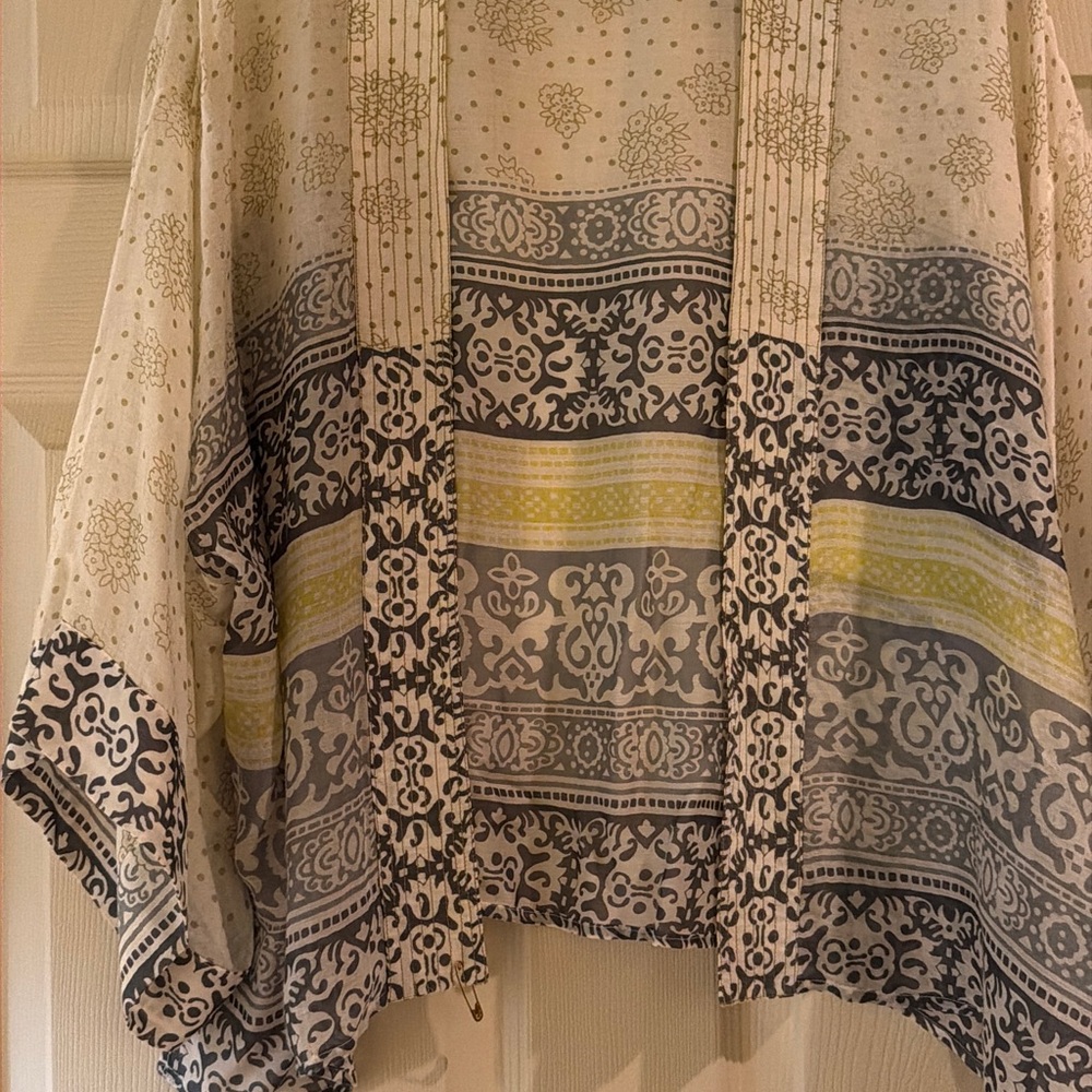 Soft flowy gauzey kimono cover up Patterned Blouse